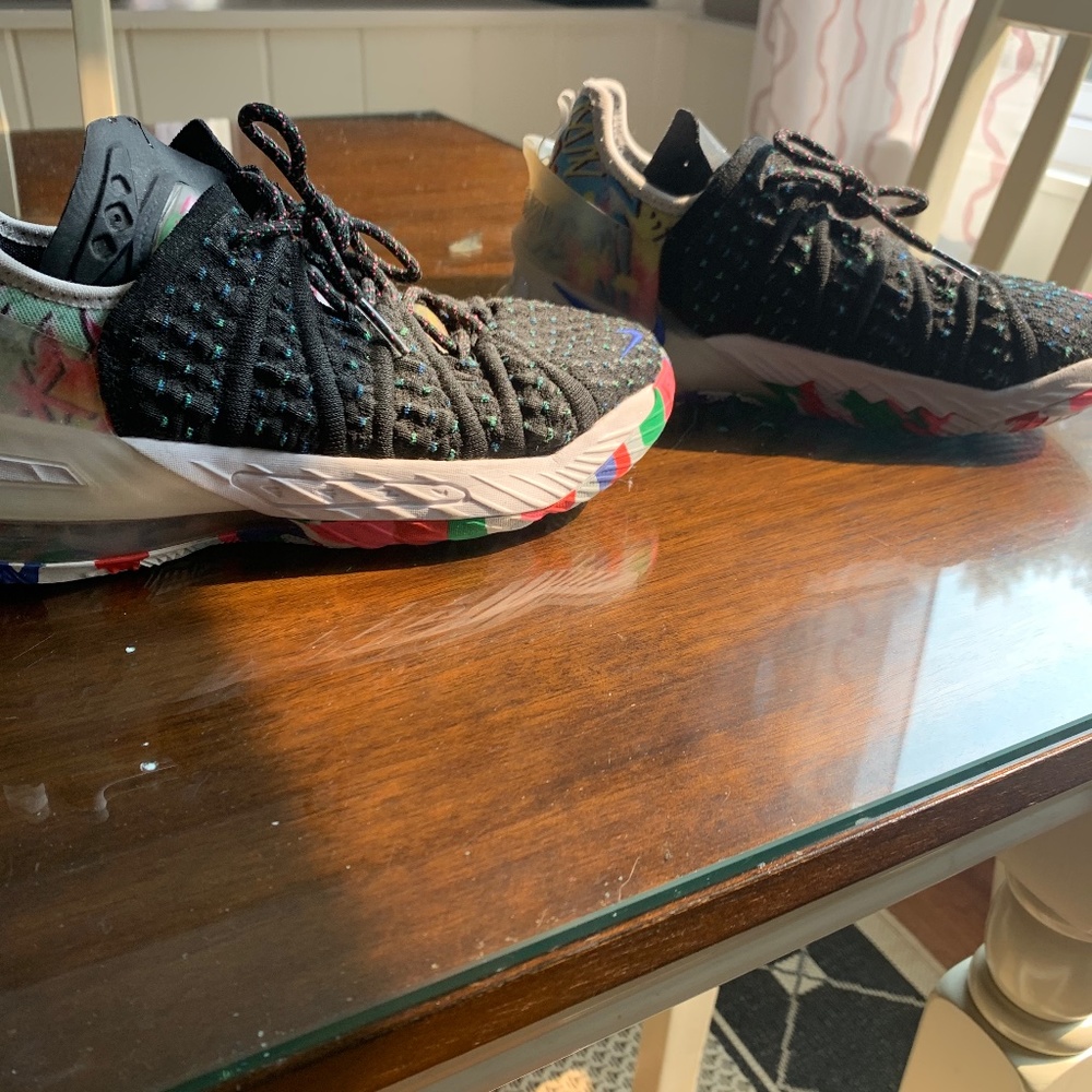 Nike Lebron James Gang 18 size 4